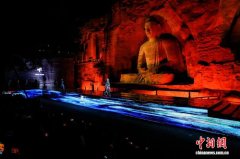 智能面料邂逅“褒衣博带”：云冈秀场解码传统服饰的科技新生